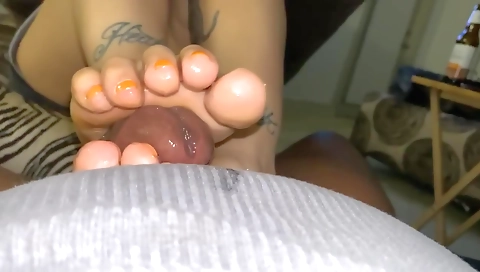 Teen with pink feet is having a sexy homemade footjob