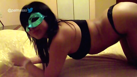 Latina de internet en el hotel con su pecho pequeño